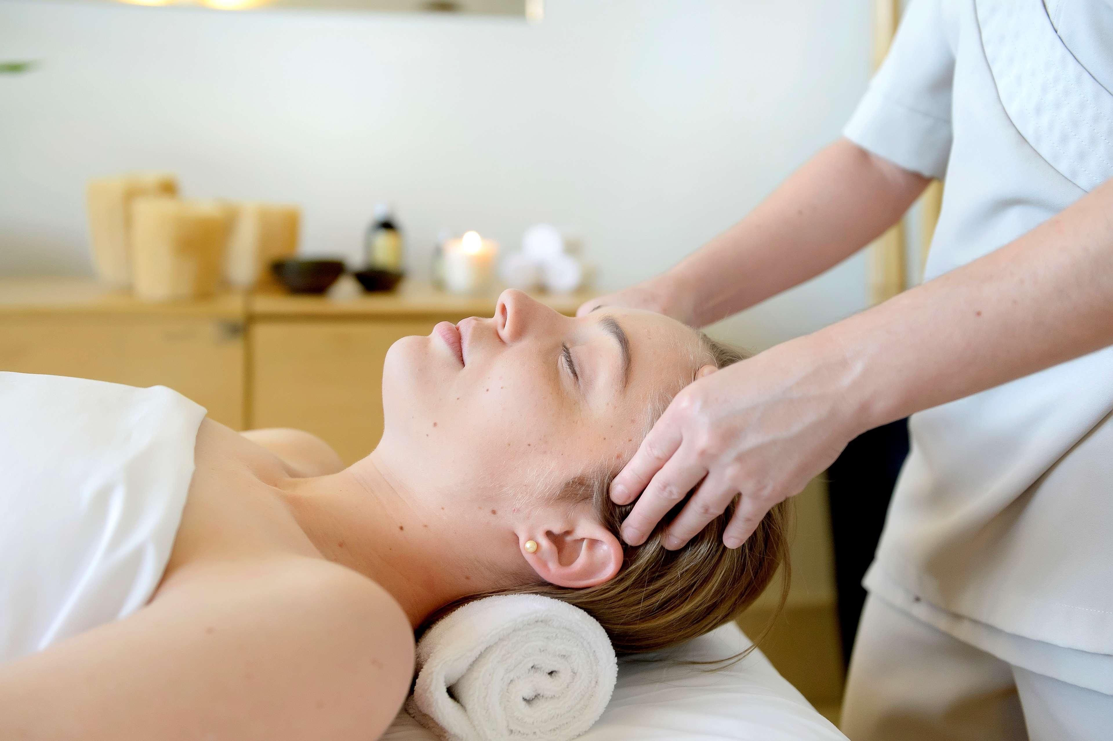 Grand Hyatt Sao Paulo Hotel Exterior foto A woman receiving a head massage